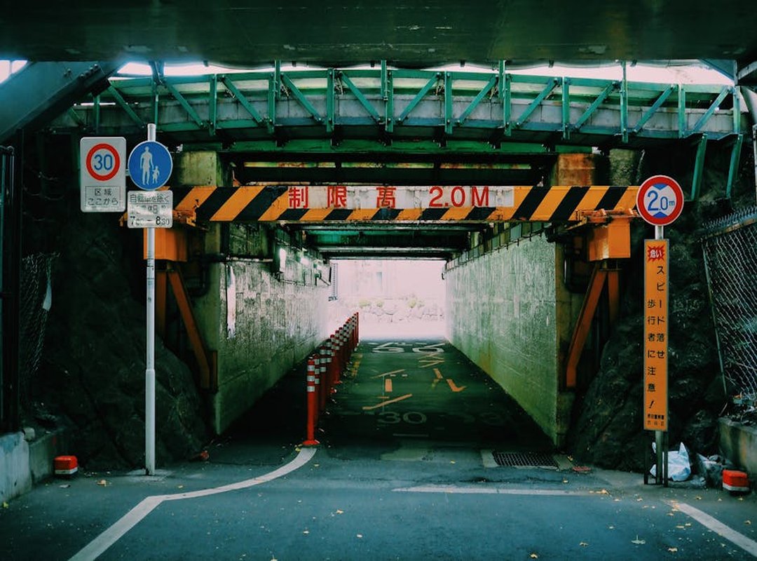 Alternative #2: Tunnel Rush - A First-Person Color Maze